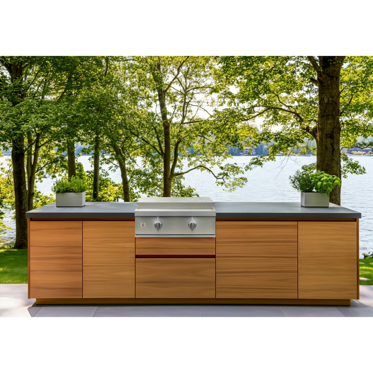 Summerset Grills 30" Pro Series natural gas stainless steel outdoor griddle with dual burners and LED lighting