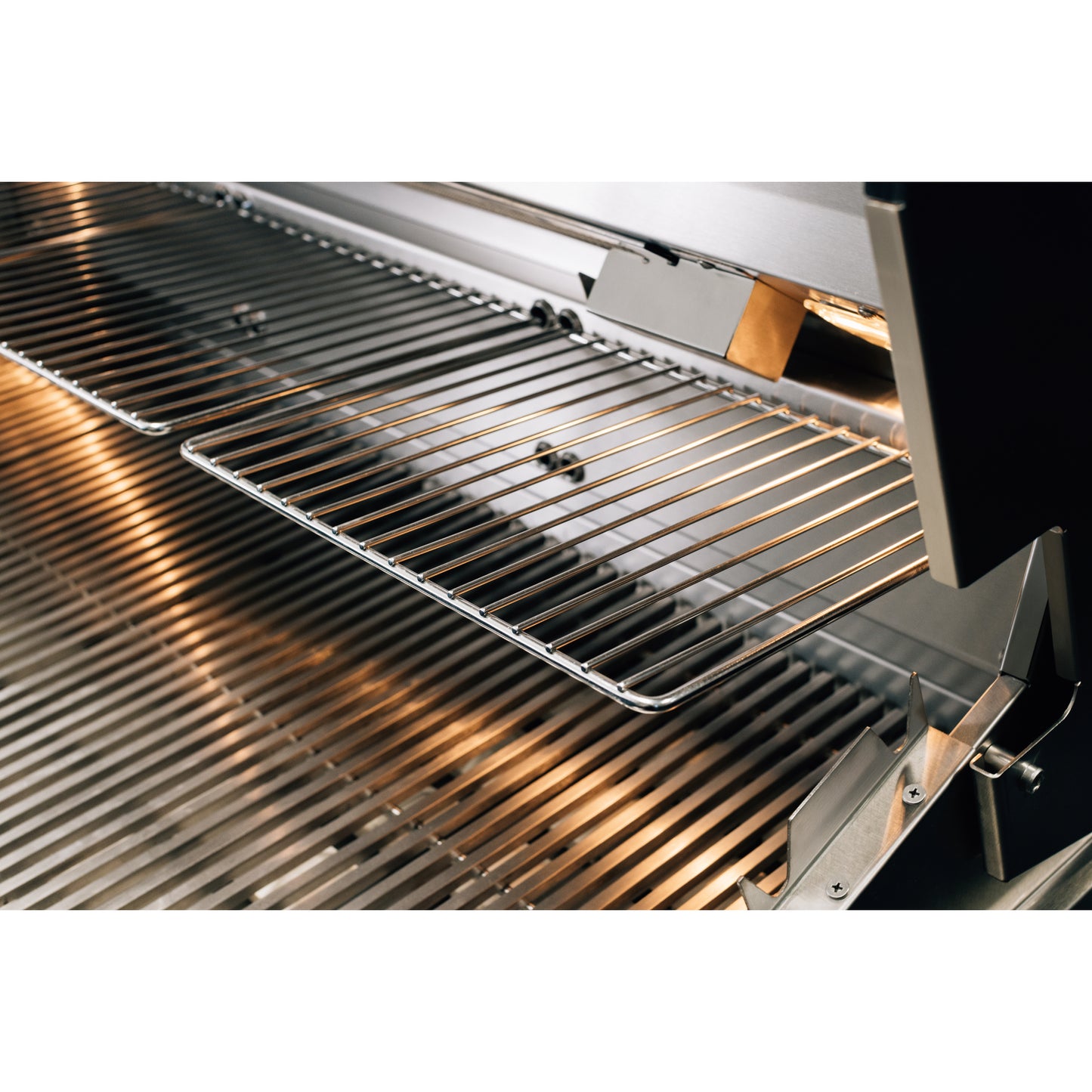Summerset Quest Freestanding 30" Liquid Propane Grill with Deluxe Cart