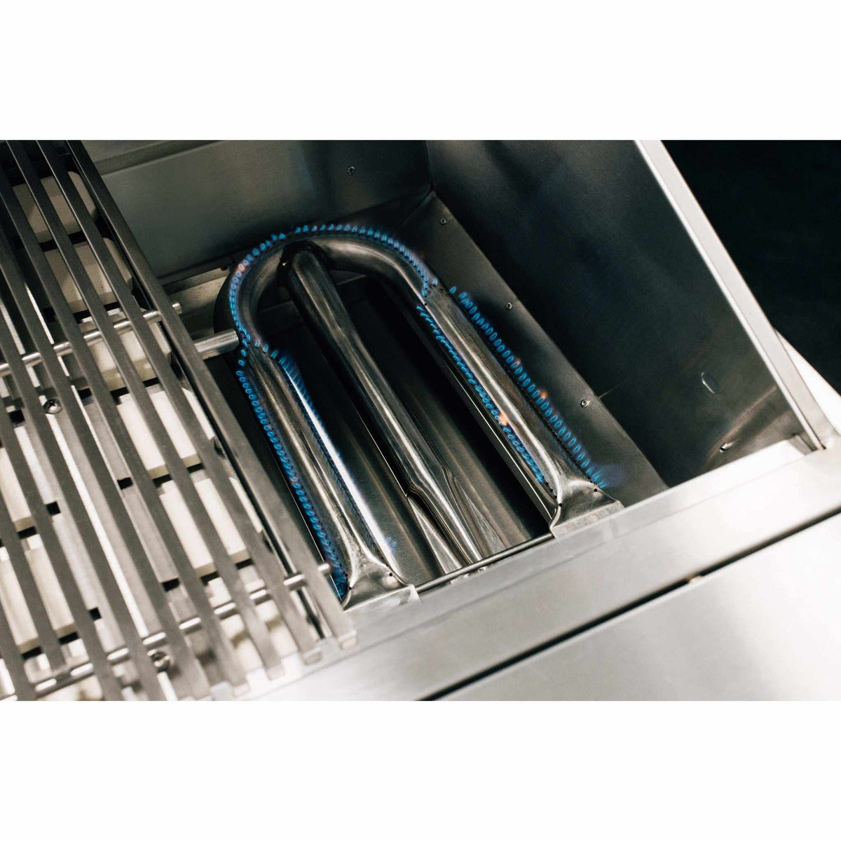 Summerset Quest 30" Grill stainless steel U-tube burner with blue natural gas flames